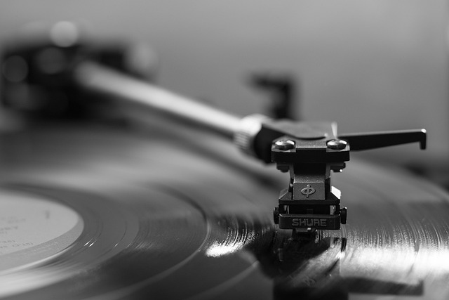 Van grondstof tot geluid: de reis van cd's door de tijd, types en muziekindustrie