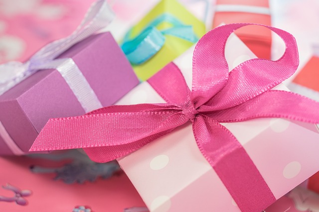 Verwen haar: van sieraden en cosmetica tot modeaccessoires en kunstzinnige geschenken voor vrouwen
